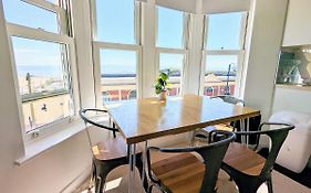 Barry Island Beachfront Apartment - Stunning Bay Views And Private Parking